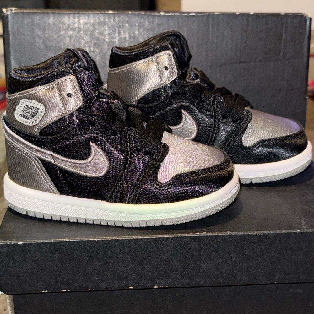 Jordan 1 Retro High OG / Black & Medium Grey-White Satin Shadow